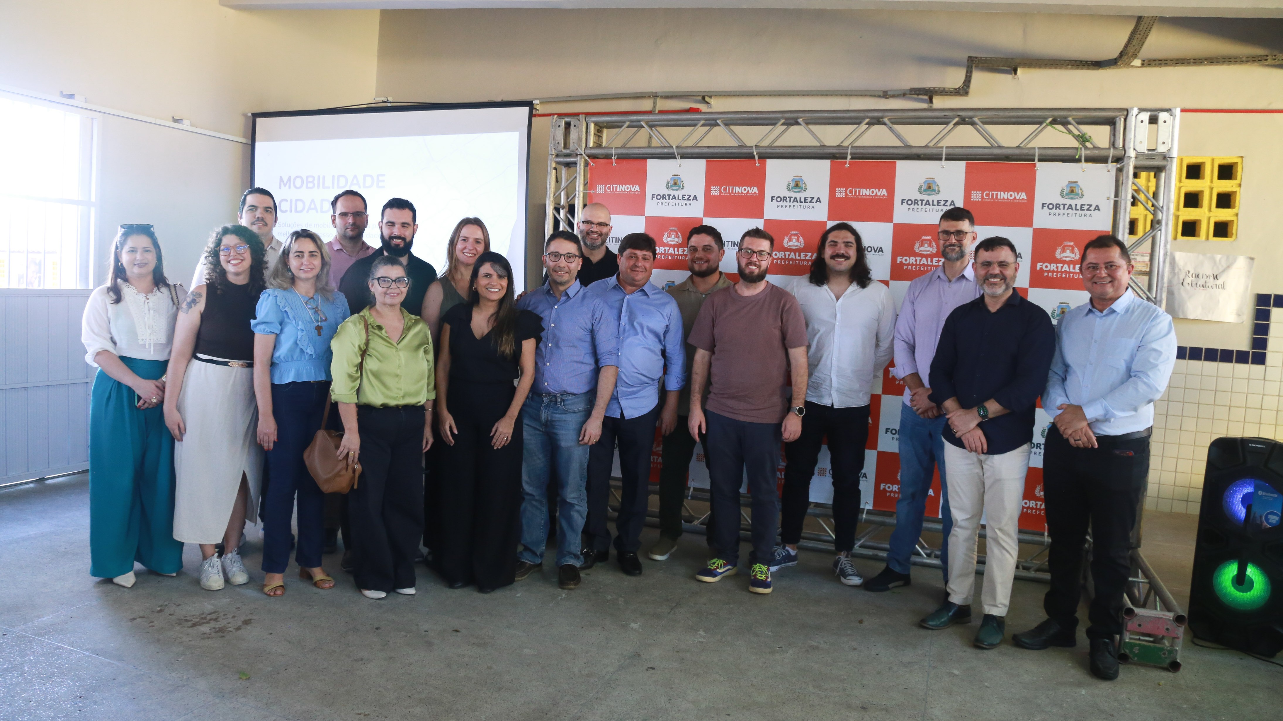 grupo de pessoas posa para a foto